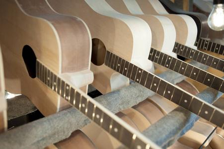 和弦本厂为生产弯曲木制品.加工和胶合工具.吉他和弦乐器的制造照片